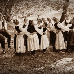 Четвртак 8. август 2013, 13 часова                Презентација удружења "Десанка Максимовић" из Лугана. "Путем корена"